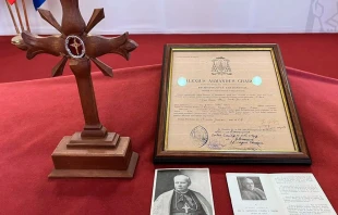 Cruz que contiene dos astillas del Lignum Crucis que fue comprada por casualidad en Internet. Crédito: Junta de Andalucía.