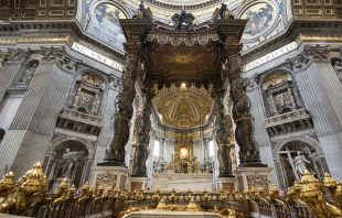 Altar mayor de la Basílica de San Pedro en el Vaticano. Crédito: Jorge Royan (CC BY-SA 3.0).