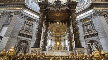 Altar mayor de la Basílica de San Pedro en el Vaticano.