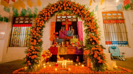 Tradicional altar de Día de Muertos en México