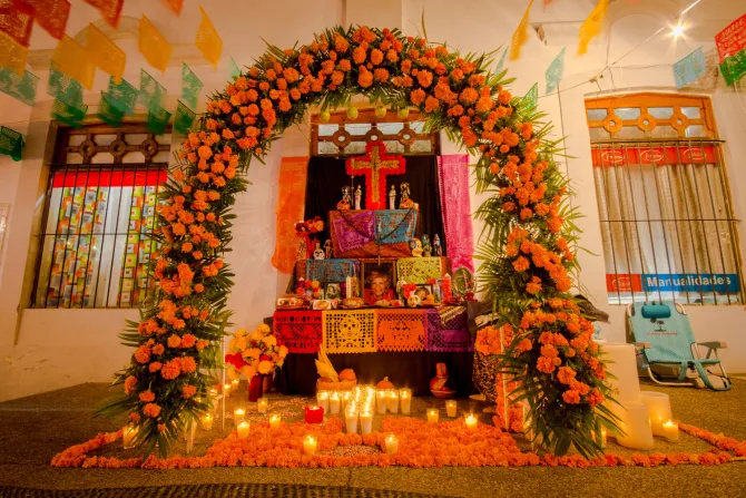 Tradicional altar de Día de Muertos en México