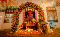 Tradicional altar de Día de Muertos en México.