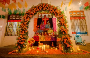 Tradicional altar de Día de Muertos en México. Crédito: Carlos Ivan Palacios / Shutterstock.