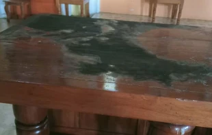 El altar de la Parroquia Nuestra Señora de Guadalupe con las quemaduras sufridas por el fuego. Crédito: Diócesis de San Andrés Tuxtla.