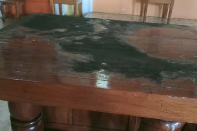 El altar de la Parroquia Nuestra Señora de Guadalupe con las quemaduras sufridas por el fuego