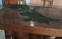 El altar de la Parroquia Nuestra Señora de Guadalupe con las quemaduras sufridas por el fuego.