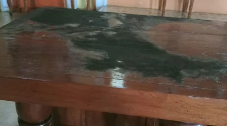 El altar de la Parroquia Nuestra Señora de Guadalupe con las quemaduras sufridas por el fuego