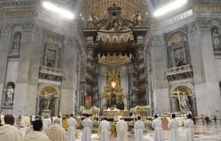 Altar mayor de la Basílica de San Pedro bajo el Baldaquino de Bernini Crédito: Vatican Media