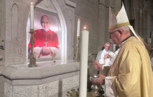 Mons. Giobando bendice el altar dedicado al Beato Pironio Crédito: Obispado de Mar del Plata