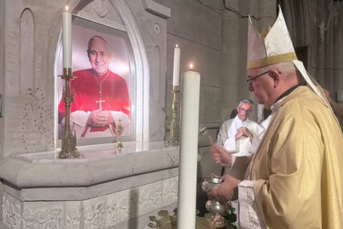 Mons. Giobando bendice el altar dedicado al Beato Pironio