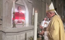 Mons. Giobando bendice el altar dedicado al Beato Pironio