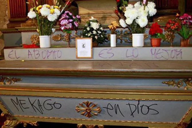 FOTOS: Abortistas asaltan y profanan Catedral de Santiago de Chile