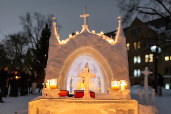El altar se ve antes de la misa frente a la capilla de hielo construida por los estudiantes. Crédito: Michael Caterina - Universidad de Notre Dame