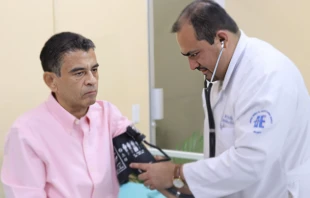Revisión médica Mons. Rolando Álvarez realizada por la dictadura nicaragüense el 2 de enero de 2024. Crédito: Gobierno de Nicaragua
