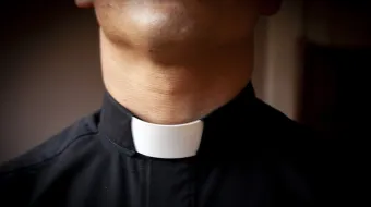 El alzacuellos, signo distintivo de los sacerdotes católicos.