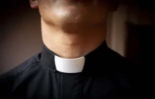 El alzacuellos, signo distintivo de los sacerdotes católicos. Crédito: Cathopic
