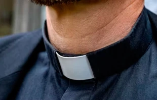 Alzacuellos o cuello clerical. Crédito: Marek Studzinski / Unsplash
