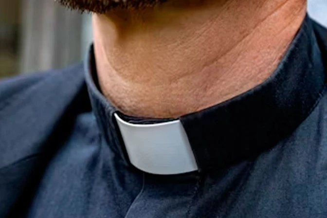 Alzacuellos o cuello clerical.