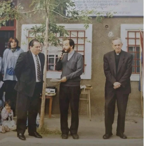 Marcelo Pivato al lado izquierdo de la imagen. Jorge Mario Bergoglio en la esquina derecha. Crédito: Cortesía de Marcelo Pivato