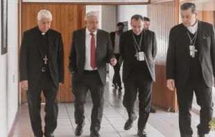 En la foto de izquierda a derecha: Mons. Rogelio Cabrera, Andrés Manuel López Obrador, Mons. Joseph Spiteri y Mons. Gustavo Rodríguez Crédito: CEM