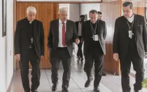 En la foto de izquierda a derecha: Mons. Rogelio Cabrera, Andrés Manuel López Obrador, Mons. Joseph Spiteri y Mons. Gustavo Rodríguez