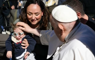 Imagen referencial del Papa Francisco junto a un niño y su madre durante una Audiencia General Crédito: Vatican Media