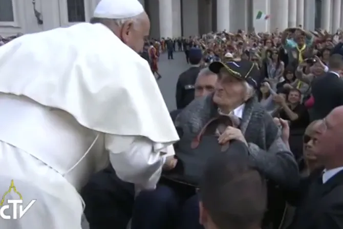 [VIDEO] Conmovedor saludo del Papa Francisco a dos ancianos