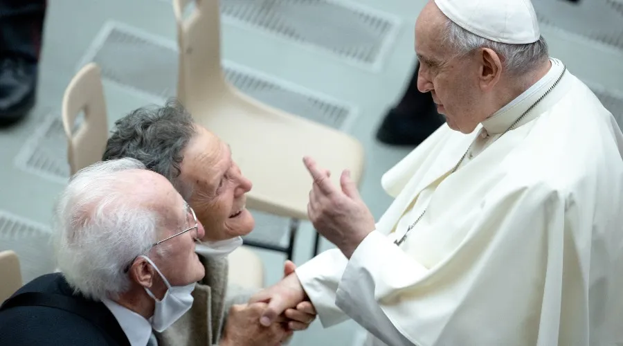 Foto referencial del Papa Francisco con una pareja de ancianos. Crédito: Daniel Ibáñez/ACI Prensa
