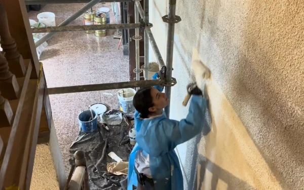 Una voluntaria pinta las paredes de la Iglesia de San roque en Ortiguero (Asturias, España). Crédito: Nicolás de Cárdenas / ACI Prensa
