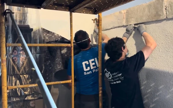 Alumnos y profesores de la Universidad San Pablo CEU reparan la iglesia de San Roque en Ortiguero (Asturias, España). Crédito: Nicolás de Cárdenas / ACI Prensa.
