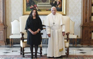 El Papa Francisco recibe a la presidente de Perú, Dina Boluarte, el 14 de octubre de 2023. Crédito: Agencia Andina