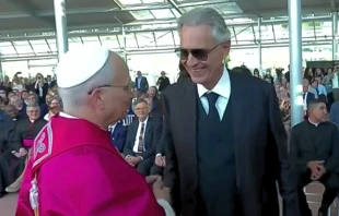 Andrea Bocelli saluda al Papa León XIV Crédito: Captura de video/EWTN