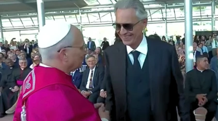 Andrea Bocelli saluda al Papa León XIV