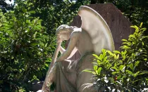 Escultura de un ángel guardián
