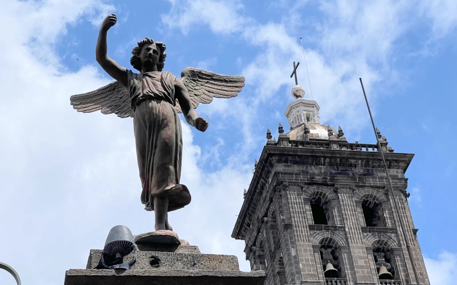 El muro que rodea el átrio de la Catedral de Puebla es custodiado por varias imágenes de ángeles, en honor a su título de “Ciudad de los Ángeles” o Angelópolis.?w=200&h=150