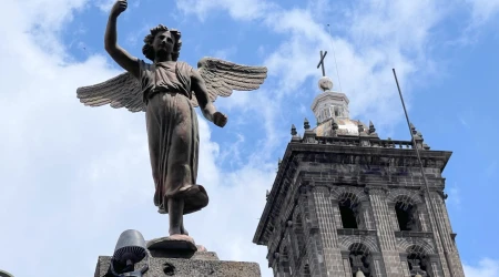 Ángel en el cerco perimetral de la Catedral de Puebla