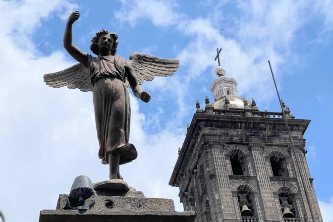 Ángel en el cerco perimetral de la Catedral de Puebla