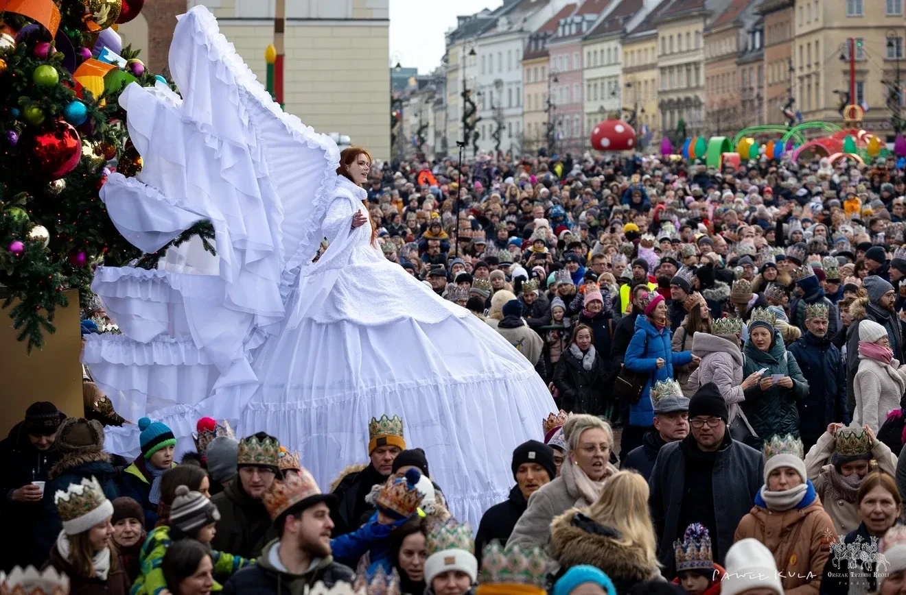 Una figura vestida como un ángel se eleva sobre la multitud durante la Procesión de los Reyes Magos en Varsovia, Polonia, el martes 6 de enero de 2025. Crédito: Paweł Kula/Fundacja Orszak Trzech Króli