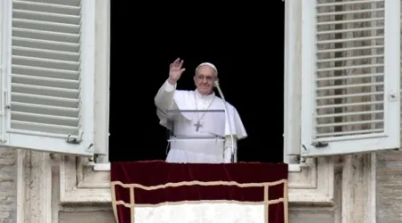 Papa Francisco pide a bautizados llevar luz de Dios y no ser solo cristianos “de nombre” 