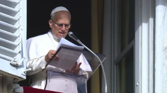 El Papa León XIV durante el rezo del Ángelus