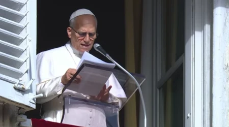 El Papa León XIV durante el rezo del Ángelus