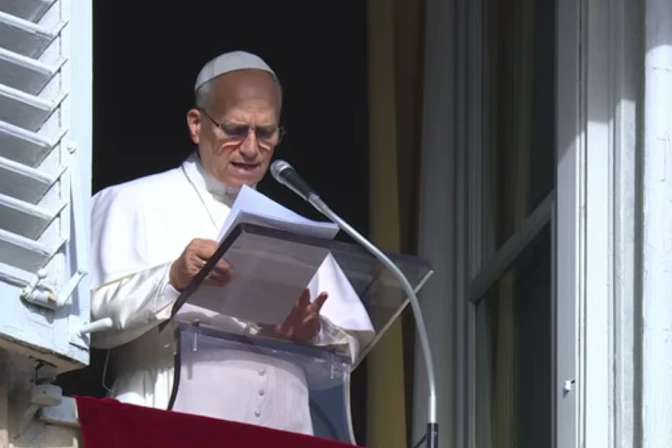 El Papa León XIV durante el rezo del Ángelus