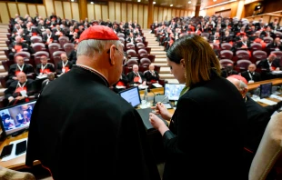 Momento en que queda inutilizado el anillo del pescador del Papa Francisco. Crédito: Vatican Media.