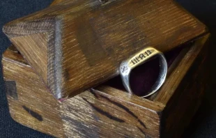 El anillo de Juana de Arco. Crédito: Cortesía de Puy de Fou.