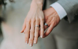 Anillos de matrimonio. Crédito: Samantha Gades / Unsplash.