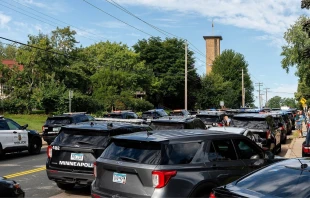 Patrullas policiales cerca de la iglesia católica de la Anunciación en Minneapolis el 27 de agosto de 2025, tras un tiroteo masivo que causó la muerte de dos niños y heridas a otros 17, 14 de ellos niños. Crédito: Chad Davis, CC BY 4.0, vía Wikimedia Commons.
