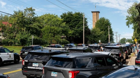 Patrullas policiales cerca de la iglesia católica de la Anunciación en Minneapolis