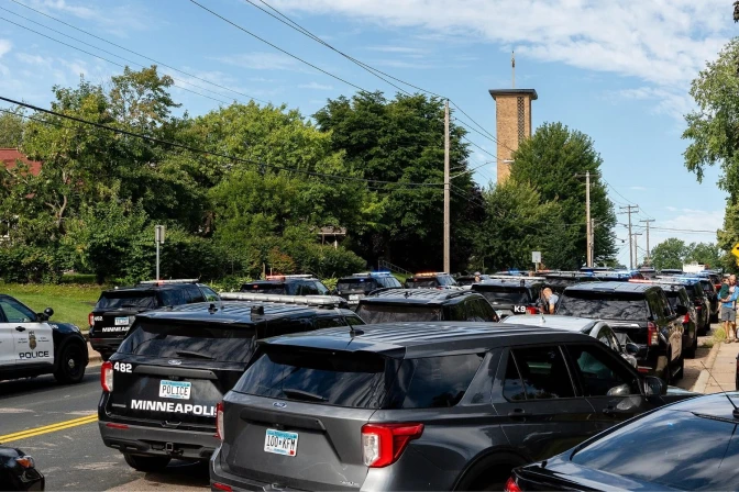 Patrullas policiales cerca de la iglesia católica de la Anunciación en Minneapolis