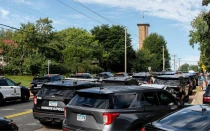 Patrullas policiales cerca de la iglesia católica de la Anunciación en Minneapolis el 27 de agosto de 2025, tras un tiroteo masivo que causó la muerte de dos niños y heridas a otros 17, 14 de ellos niños.