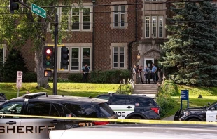 La policía se reúne en la Escuela Católica de la Anunciación en Minneapolis (Estados Unidos) el 27 de agosto de 2025, tras un tiroteo masivo que mató a dos niños e hirió a otros 17, de los cuales 14 eran menores Crédito: Chad Davis, CC BY 4.0, vía Wikimedia Commons.